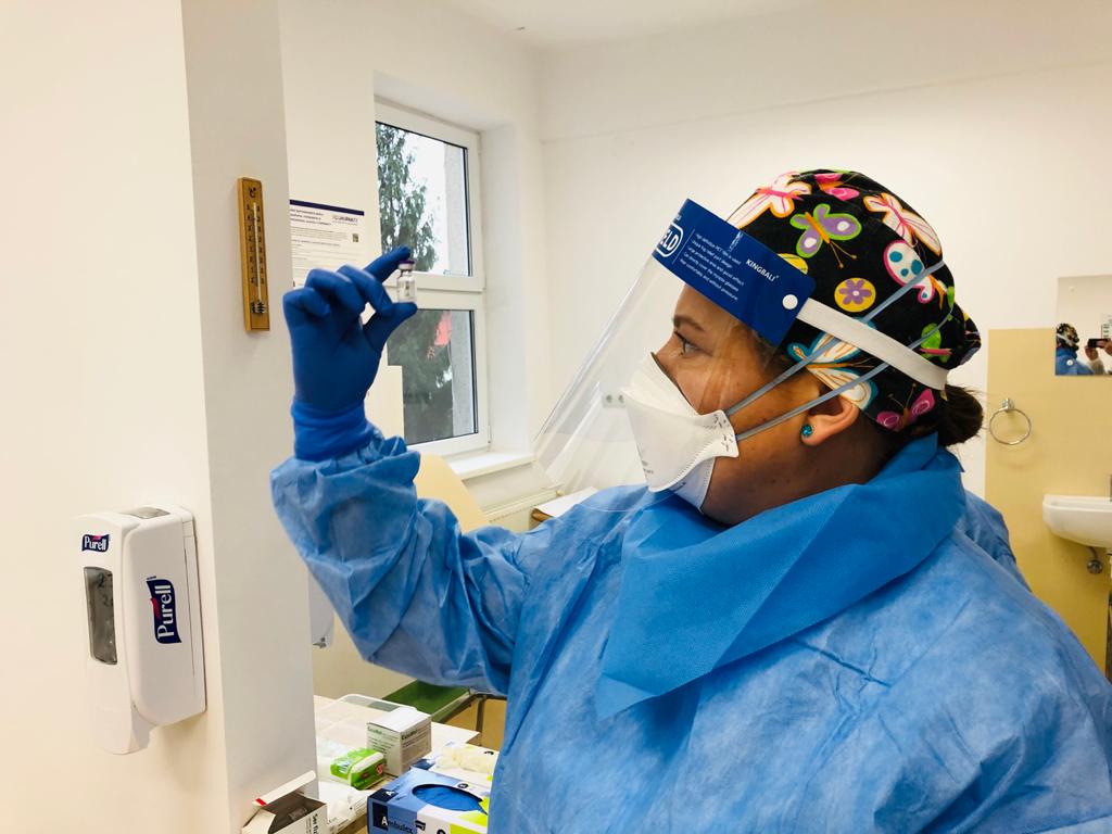 MOMENT ISTORIC. Primele doze de vaccin COVID-19 au sosit la Cluj și au fost administrate medicilor de la Spitalul de Boli Infecțioase – FOTO