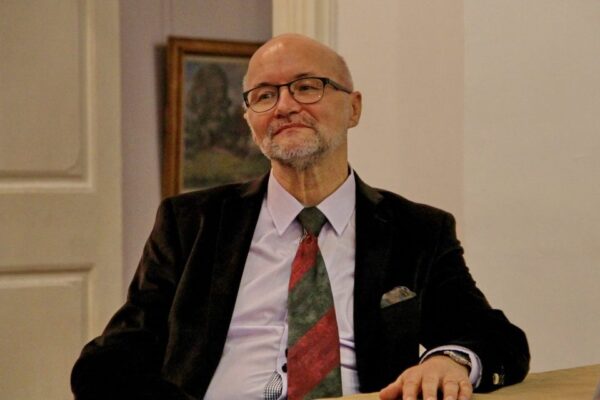 Pilele de la Muzeul de Artă s-au vaccinat primele! Directorul și-a pus soția pe listă fără să fie angajata!