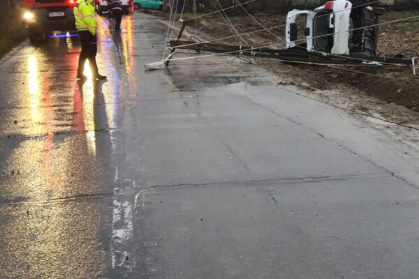 Accident grav lângă Dej. Un tânăr a rămas blocat în mașina pe care o conducea.