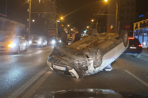 ACCIDENT pe str. Teodor Mihali între două mașini! Unul dintre șoferi a fost transportat la spital – FOTO
