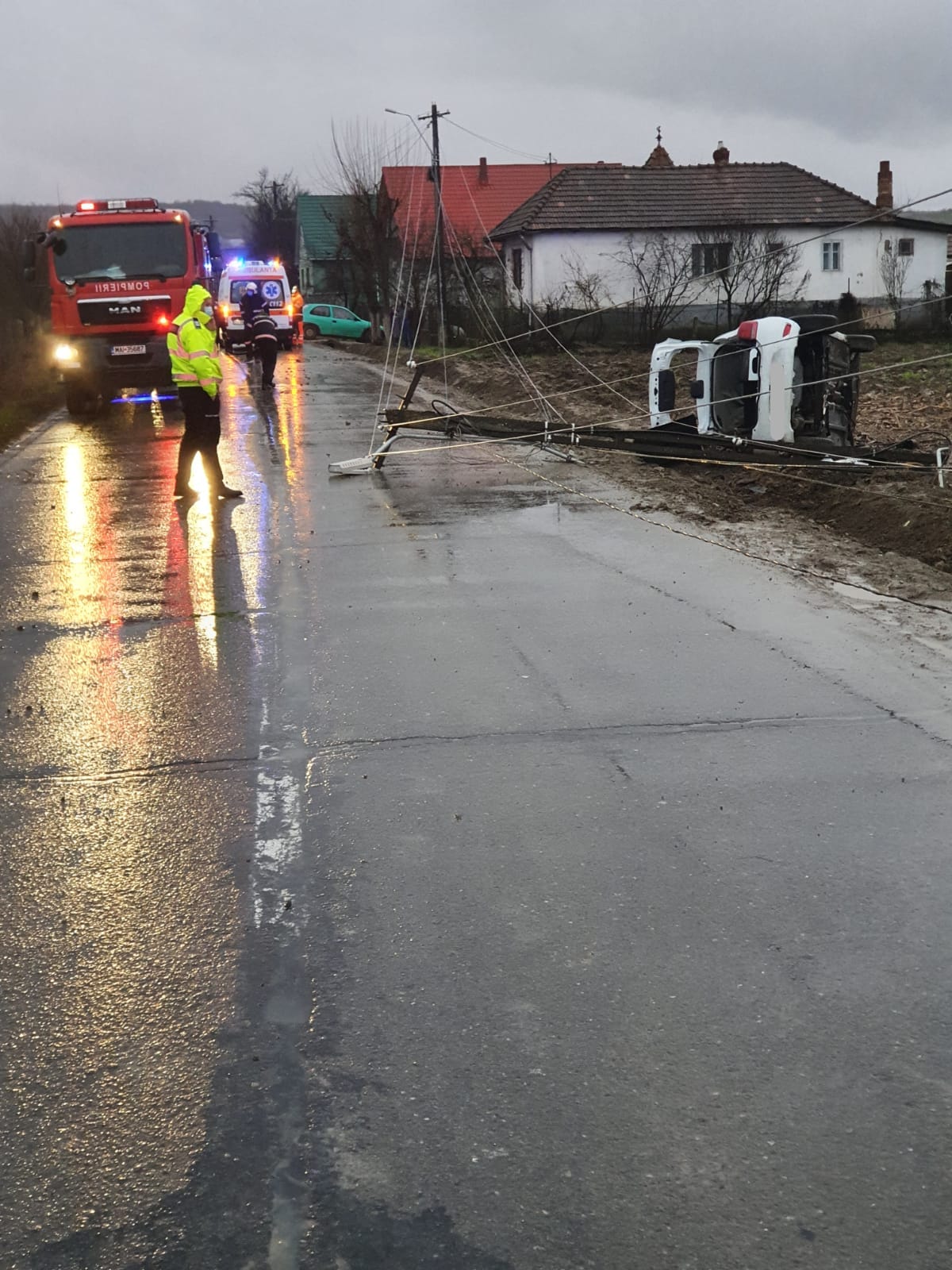 Accident grav lângă Dej. Un tânăr a rămas blocat în mașina pe care o conducea.