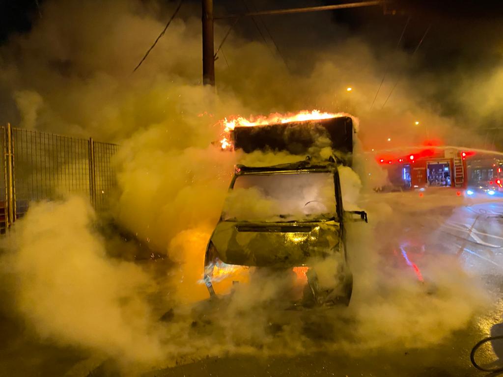 O autoutilitară plină cu marfă a luat foc pe strada Traian Vuia. Pompierii au intervenit – FOTO