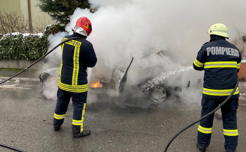 O mașină a luat foc în Grigorescu, pe strada Bartok Bella – FOTO