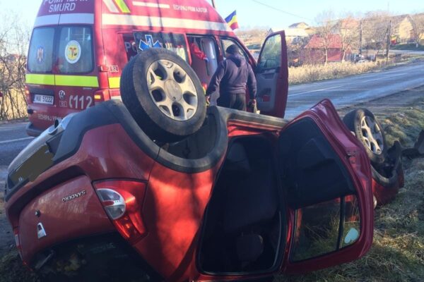 O mașină a derapat astăzi din cauza gheții în satul clujean Zorenii de Vale și a ajuns cu roțile în sus – FOTO