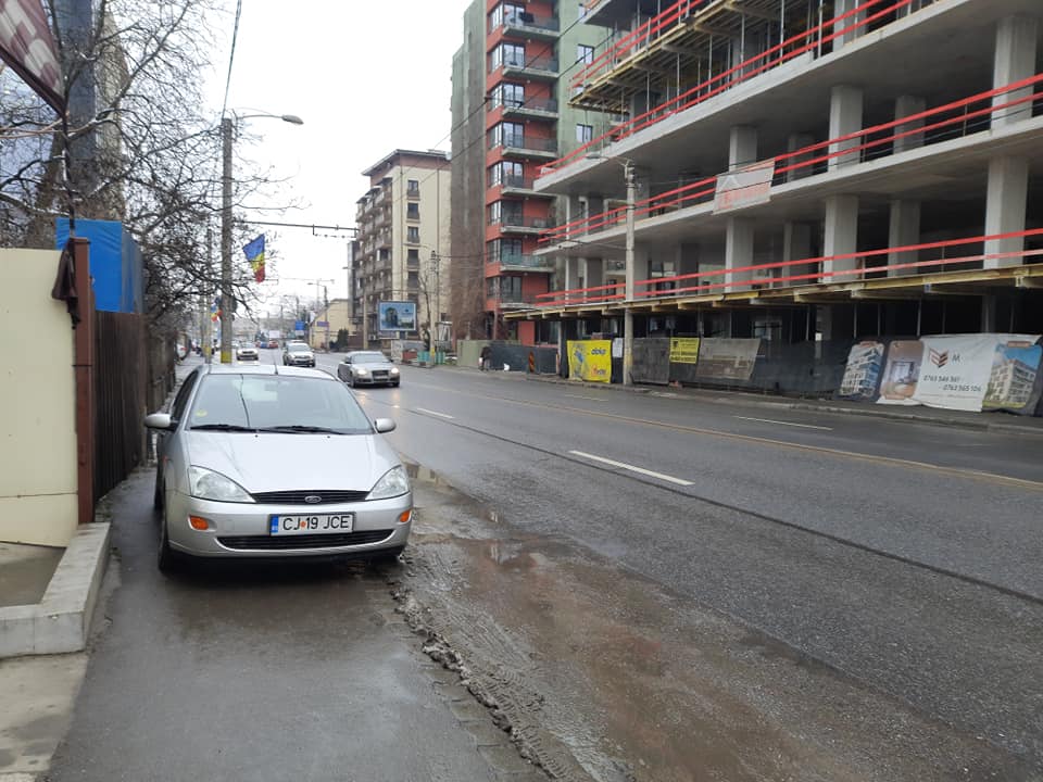 Parcare de „neam prost” pe strada Teodor Mihali. A blocat tot trotuarul și dus a fost! FOTO