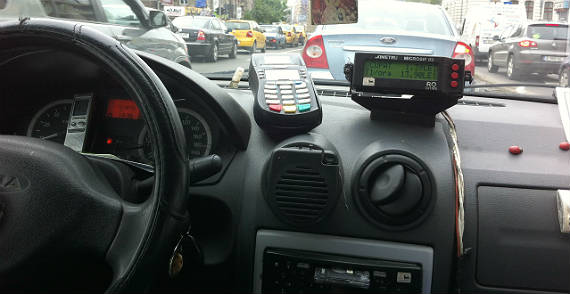 Veste bună. Din martie se pot plăti cursele de taxi cu cardul. Taximetriștii clujeni, obligați să își instaleze POS-uri!