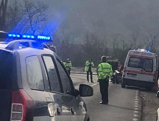 Accident grav la Corpadea. Cinci persoane transportate la spital.