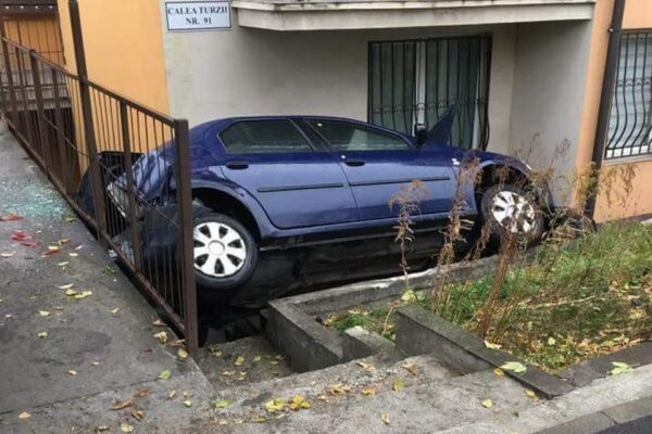 Accidentului secolului la Cluj! Nici dacă s-ar fi chinuit dintr-un milion de înceercări și nu ar fi reușit