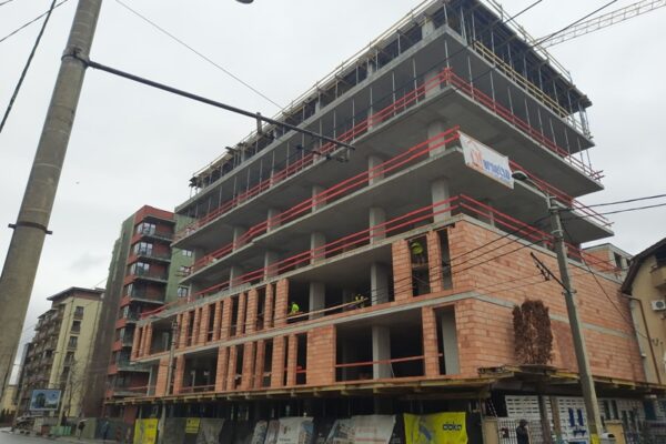 Bloc construit până în trotuar. La Cluj se poate orice.