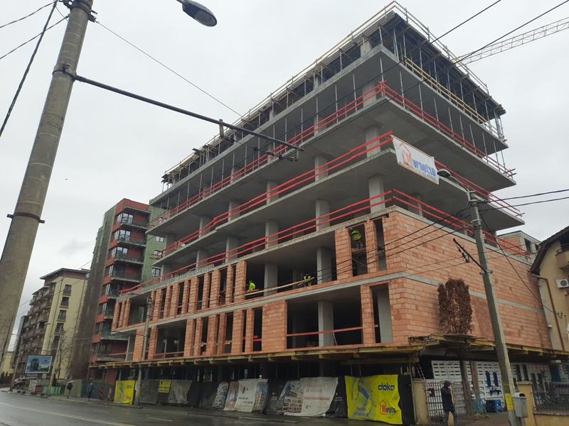 Bloc construit până în trotuar. La Cluj se poate orice.