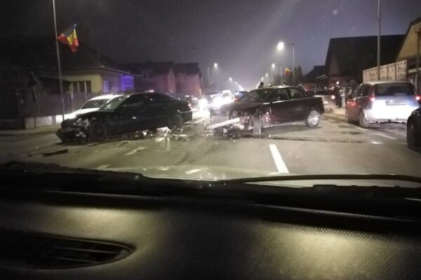 Accident grav în Florești. Un Audi și un BMW s-au făcut praf.