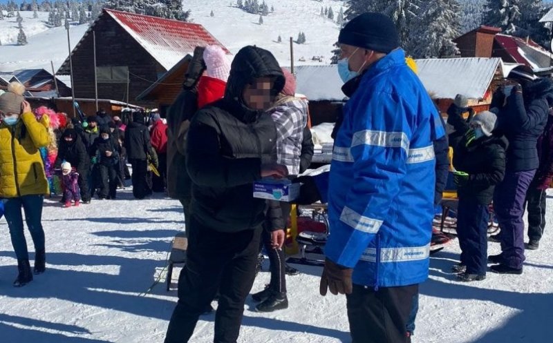 Măști în loc de amenzi împărțite de jandarmii montani pentru turiștii din Arieșeni