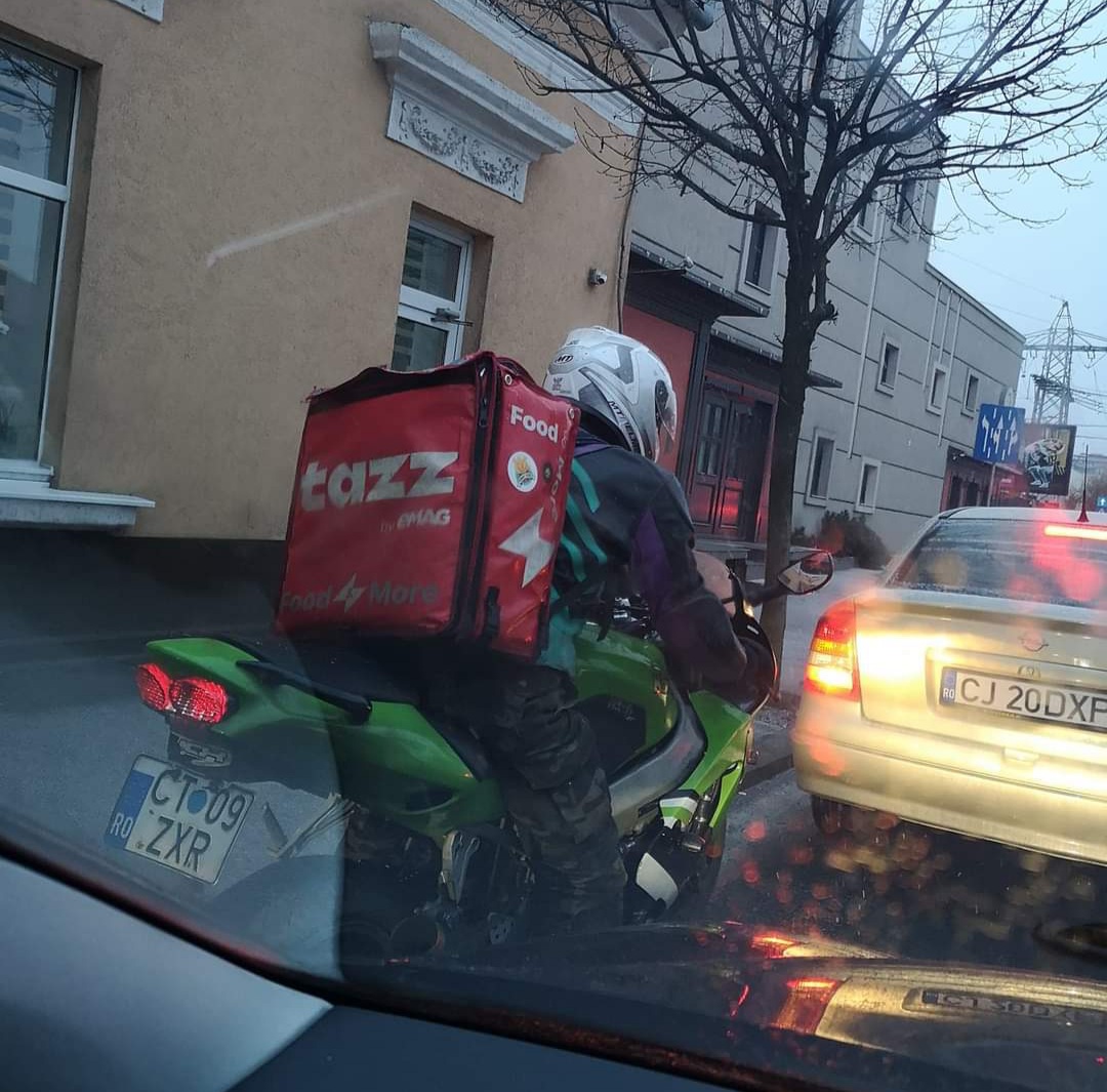 Un motociclist tupeist de la TaZZ a rupt două oglinzi în trafic