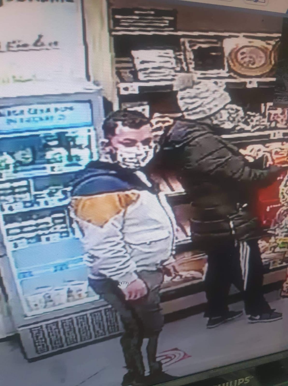 Un pervers periculos bântuie la ore târzii prin cartierele Clujului. Polițiștii cer să sunați la 112