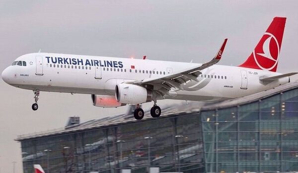 Toată lumea își bate joc de români. Nu au fost lăsați să urce în avion! Turcii au greșit data din calendar