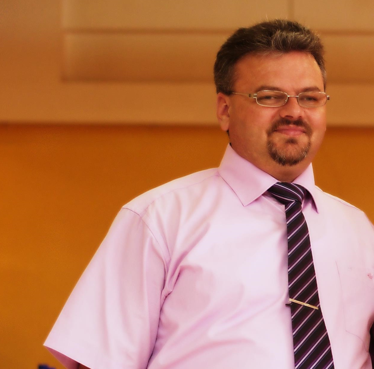Directorul adjunct de la Protecția Copilului acuzat că face naveta la Gherla, cu mașina instituției