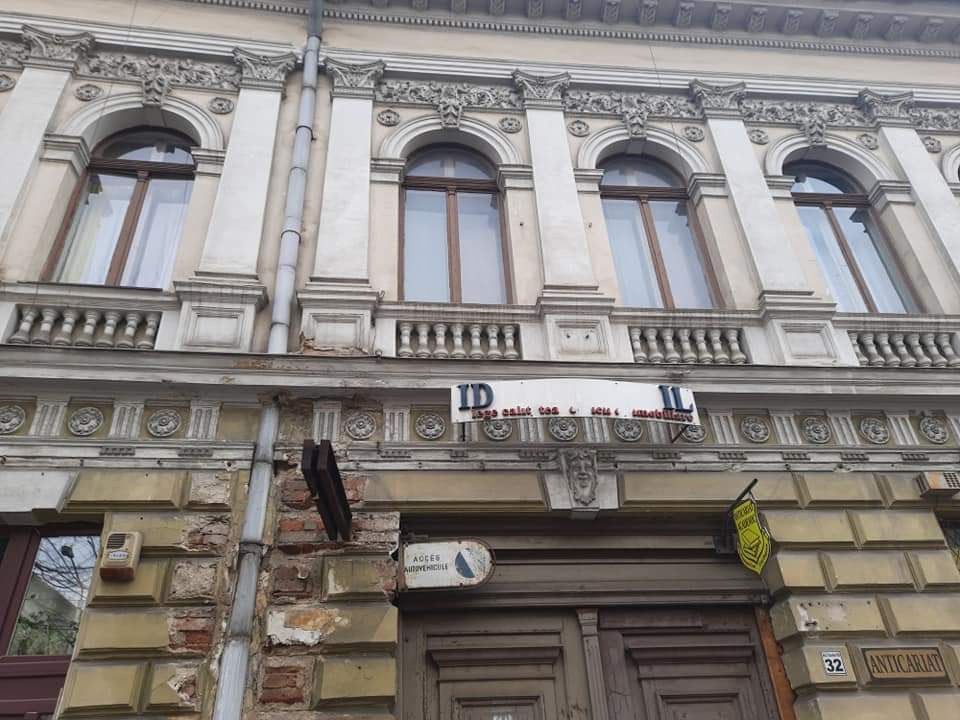 Supraimpozitarea cu 500% nu-i sperie pe anumiți proprietari de imobile. O clădire stă să cadă în centrul Clujului