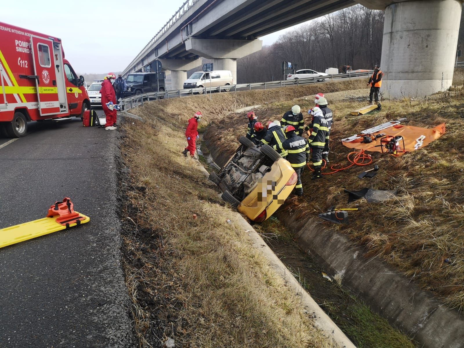 O femeie s-a răsturnat cu mașina pe centura Vâlcele-Apahida! Șoferița a fost scoasă cu greu dintre fiarele contorsionate!