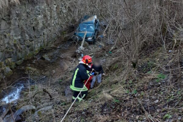 Accident grav la Băișoara. Au căzut cu mașina într-un pârâu