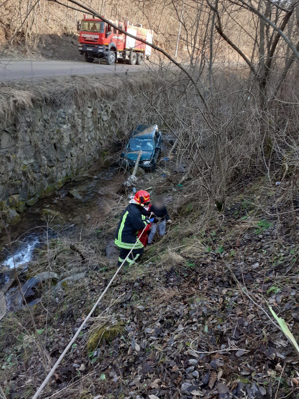 Accident grav la Băișoara. Au căzut cu mașina într-un pârâu