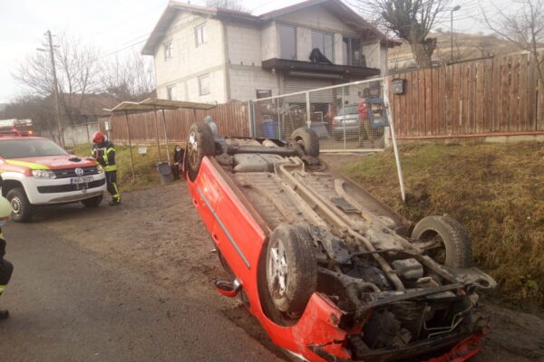 Accident grav la Corpadea. A ajuns cu roțile în sus!