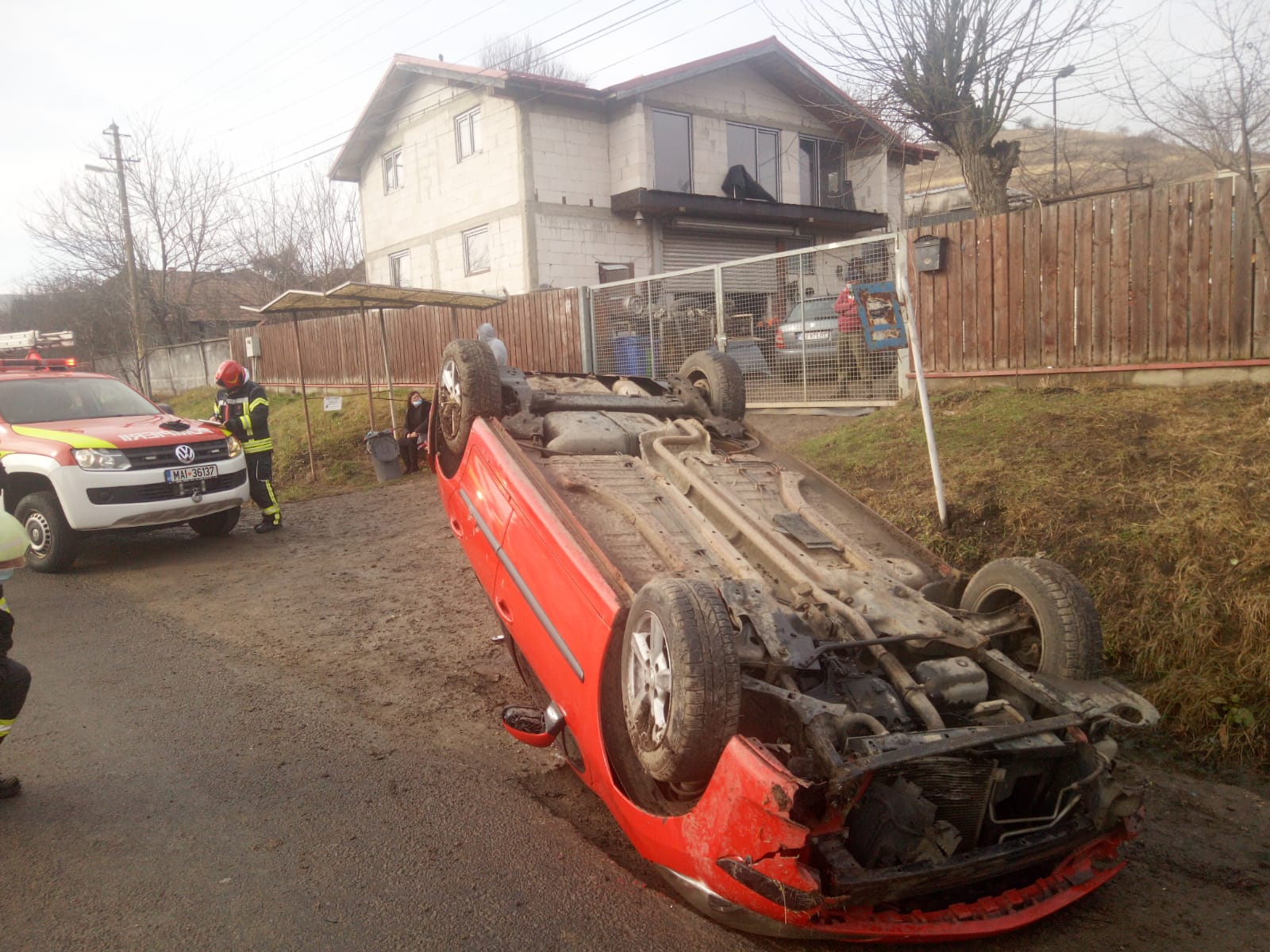 Accident grav la Corpadea. A ajuns cu roțile în sus!
