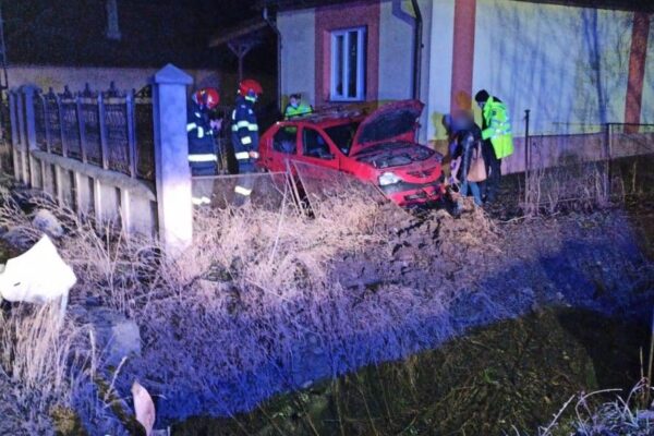 Accident la Rădaia! Au ajuns cu mașina în curtea unul localnic.