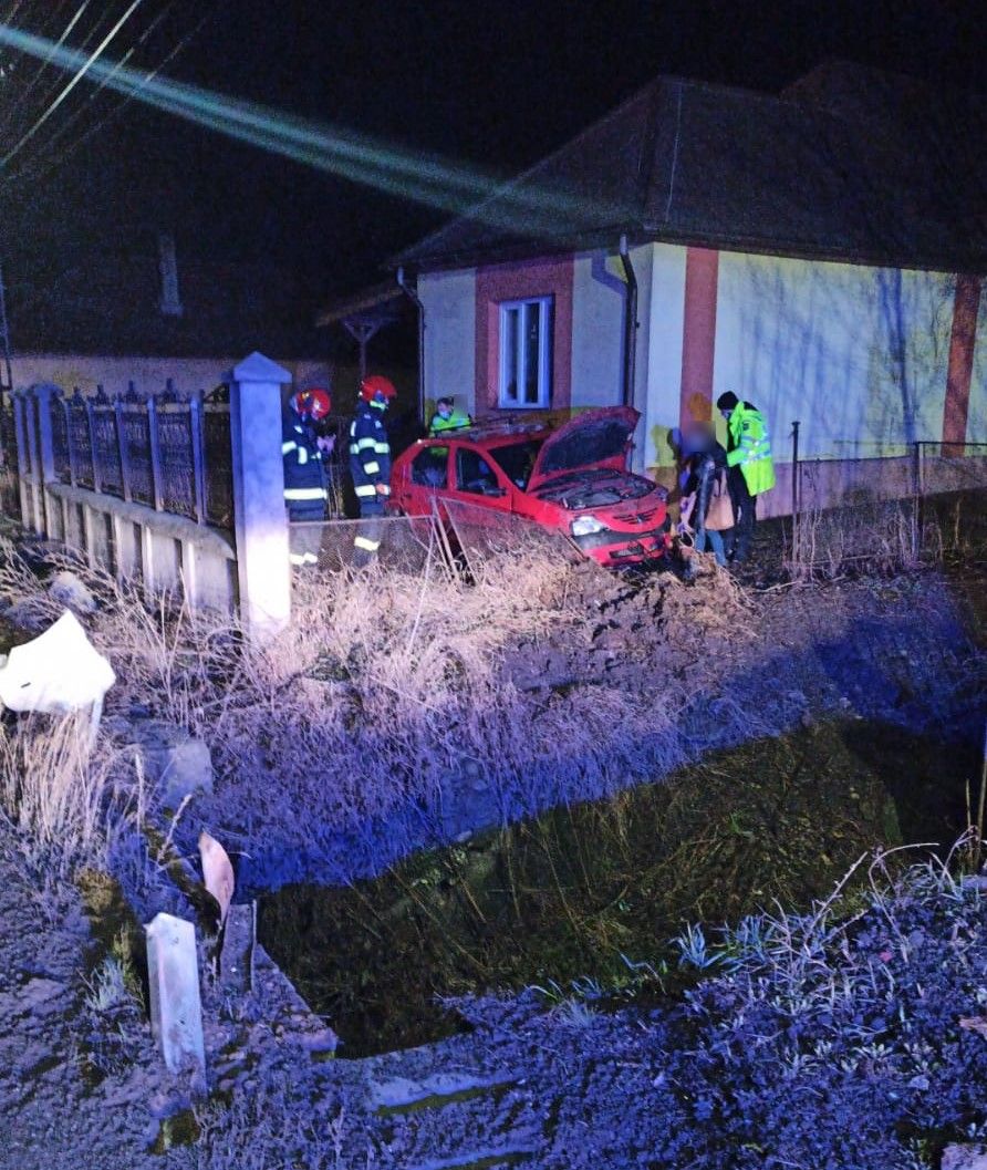 Accident la Rădaia! Au ajuns cu mașina în curtea unul localnic.