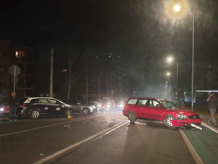 Accident pe Buna Ziua. A fost impact frontal