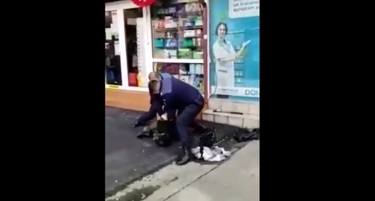 Un bărbat suspect care se plimba cu un cuțit în Piața Mihai Viteazul, pus la pământ de polițiști!
