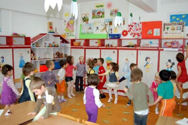 De frica Covidului, copiii stau în frig. Ce se întâmplă în gradinițele din Cluj