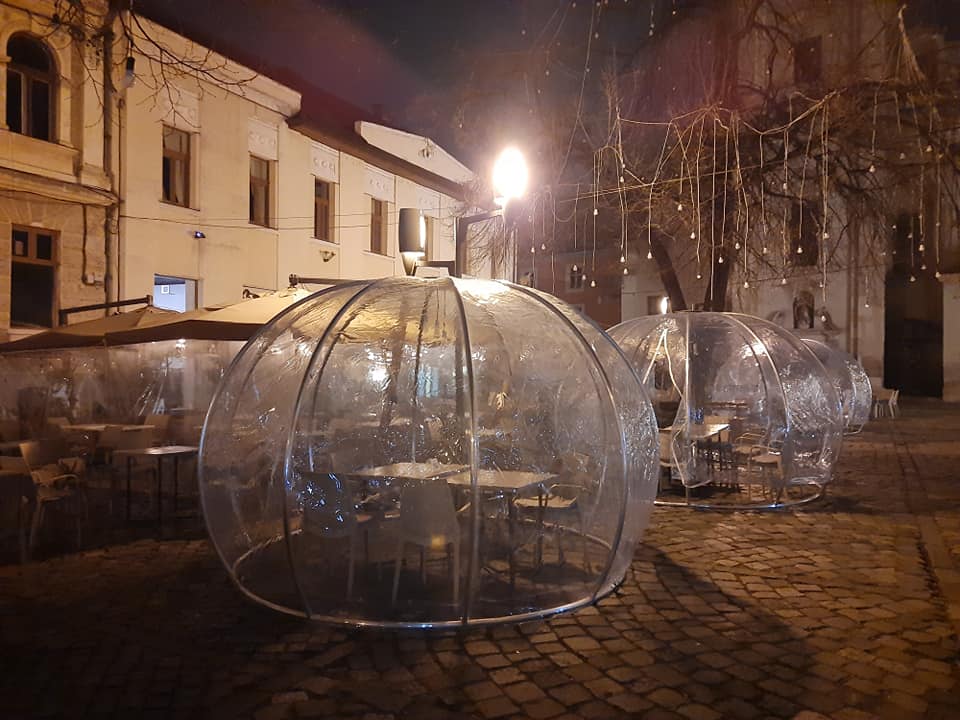 „Băieții deștepți” ai Clujului din HORECA care și-au instalat igluri pe terase vor fi obligați să renunțe la ele pentru că sunt ILEGALE!