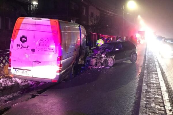Accident grav în Feleac. O autoutilitară a intrat pe contrasens