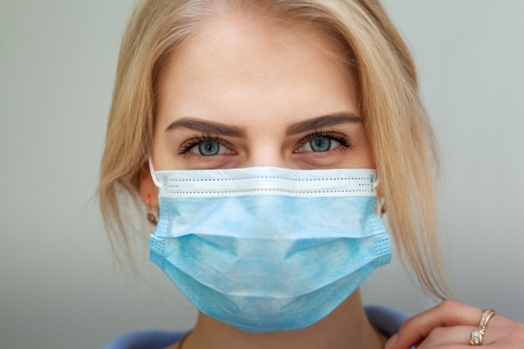 SFAT UTIL – Dacă purtați două măști suprapuse scade riscul de infectare cu COVID-19