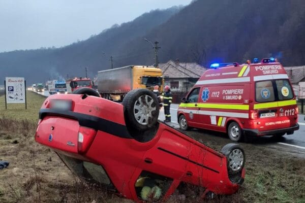 O mașină a ajuns cu roțile în sus la Ciucea. O tânără de 20 ani a fost transportată la spital
