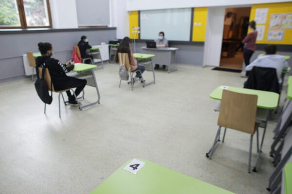 La Dej au fost confirmați doi elevi de clasa a XII-a cu COVID-19. Au fost suspendate cursurile clasei