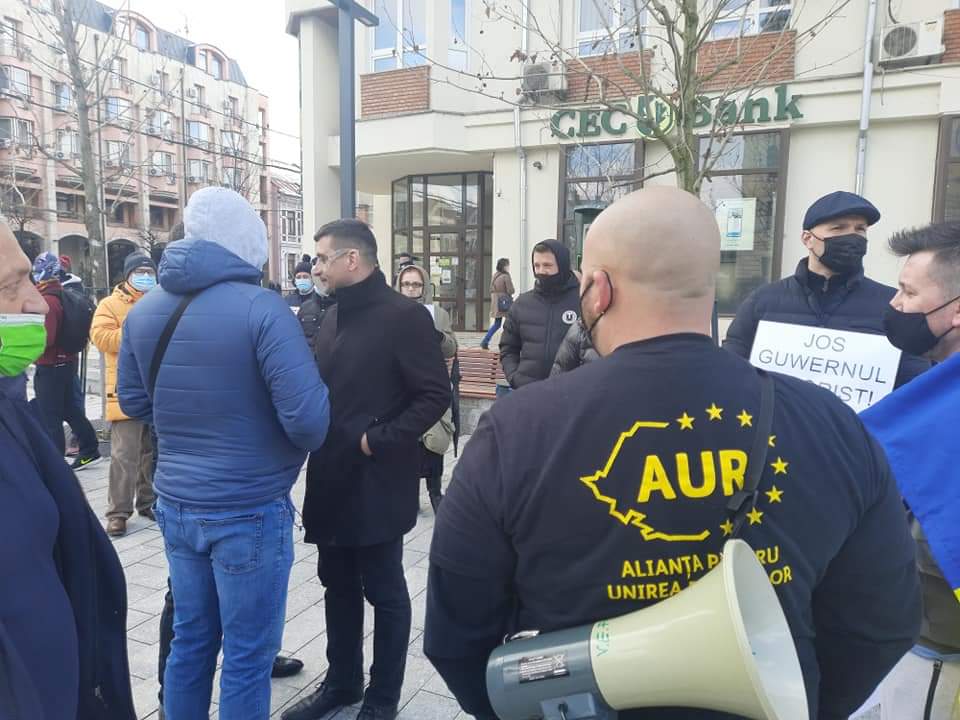 Simpatizanții AUR au protestat împotriva restricțiilor din pandemie în fața Prefecturii din Cluj. Liderul George Simion, prezent!