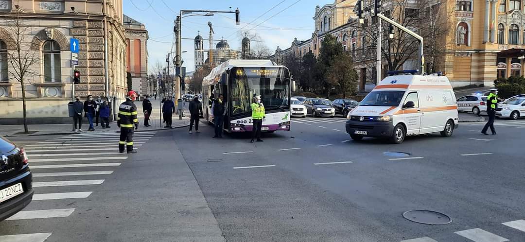 Accident în Piața Avram Iancu între un autobuz și o mașină – FOTO