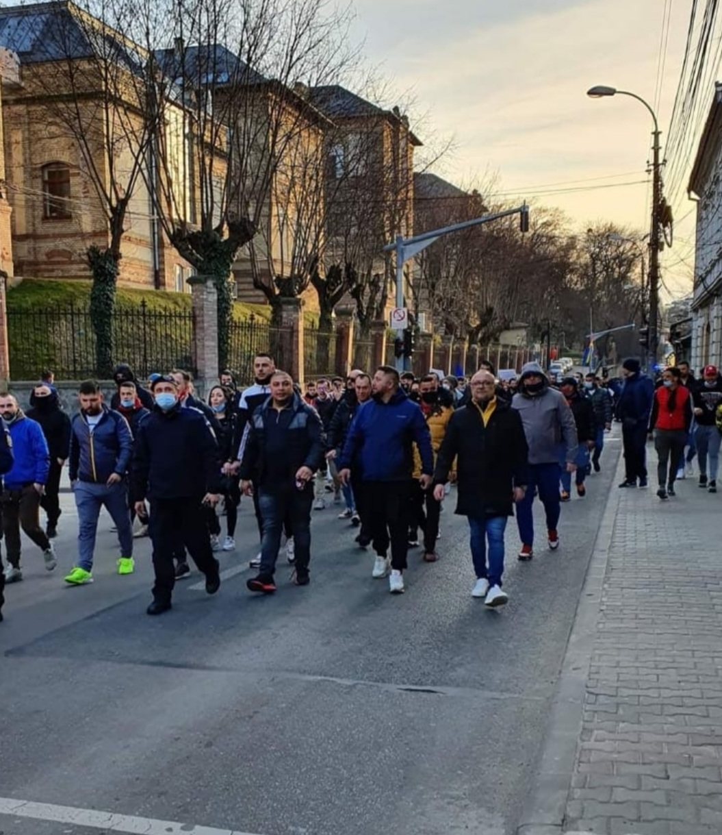 În timp ce oamenii mor la ATI de COVID, „o mână de clujeni” a ieșit să protesteze împotriva restricțiilor din pandemie și a purtatului măștii