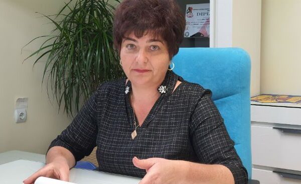 Primărița din Tureni visează cai verzi pe pereți. Vrea să primească pancove pentru că își face treaba