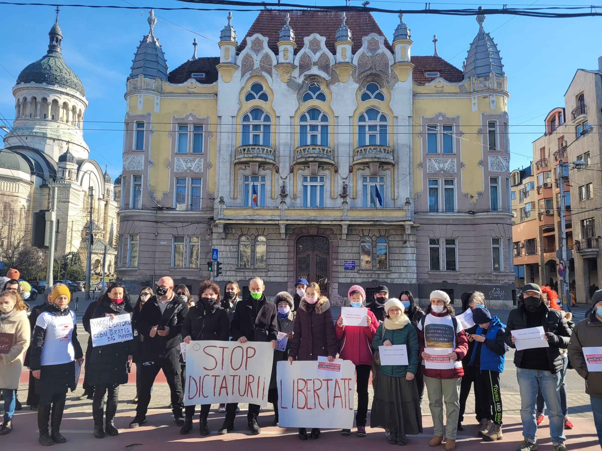 O „mână de oameni” simpatizanți AUR au protestat astăzi la Cluj împotriva vaccinării obligatorii