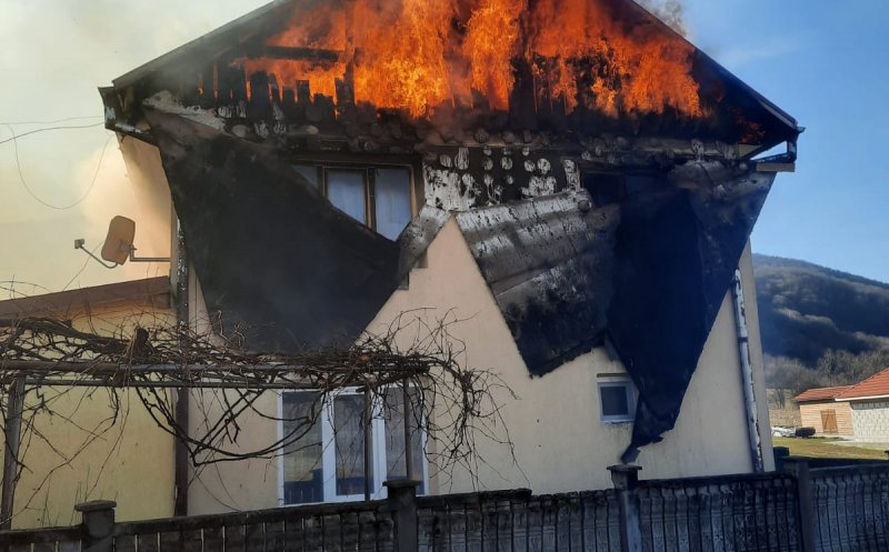 O casă dintr-o comună din Cluj s-a făcut scrum. 3 ore s-au luptat pompierii să stingă incendiul