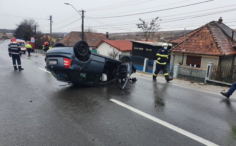 Mașină răsturnată pe plafon la intrare în Turda. Traficul a fost blocat