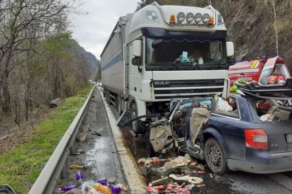 Două persoane din Dej au murit într-un accident Valea Oltului. Imagini șocante de la fața locului