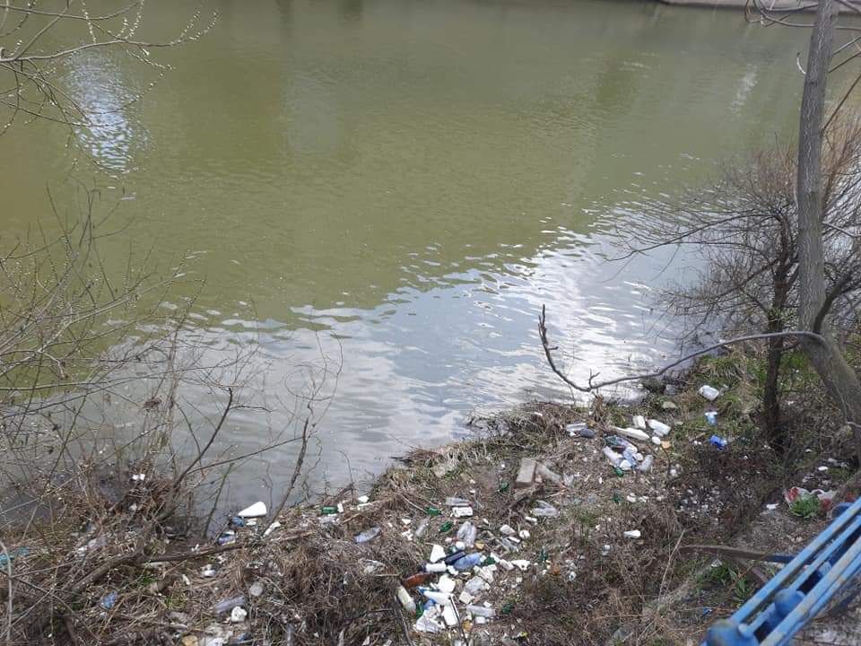 Malul Someșului, plin de gunoaie în zona Dragalina – FOTO