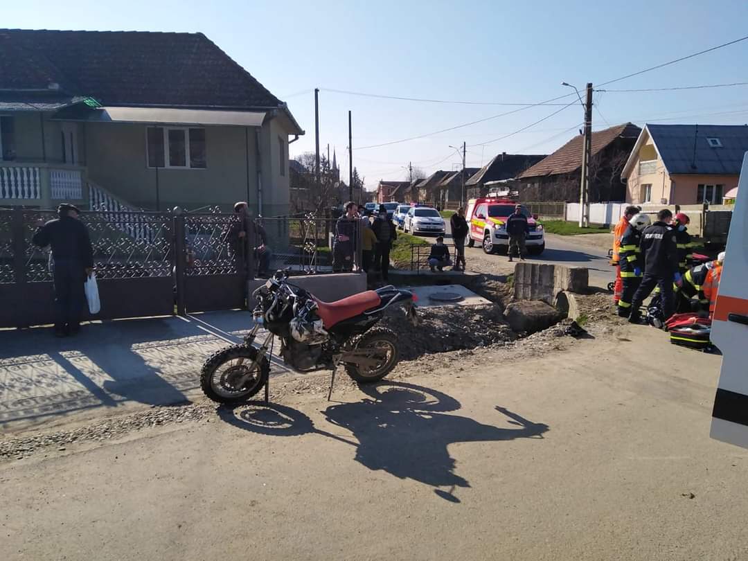 Un motociclist a murit după ce s-a izbit de un cap de pod. Nu avea permis