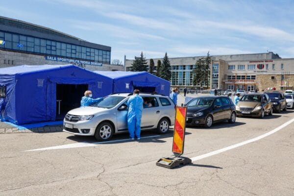 Interes mare pentru vaccinarea din mașină la Cluj. Peste 2.500 de clujeni și-au făcut vaccinul drive-thru în patru zile