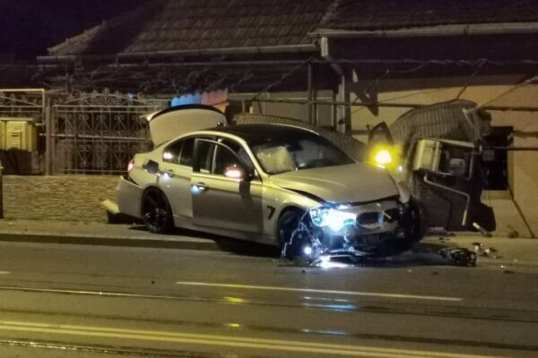 Atenție la liniile de tramvai! Un BMW s-a făcut praf după ce a derapat pe liniile ude