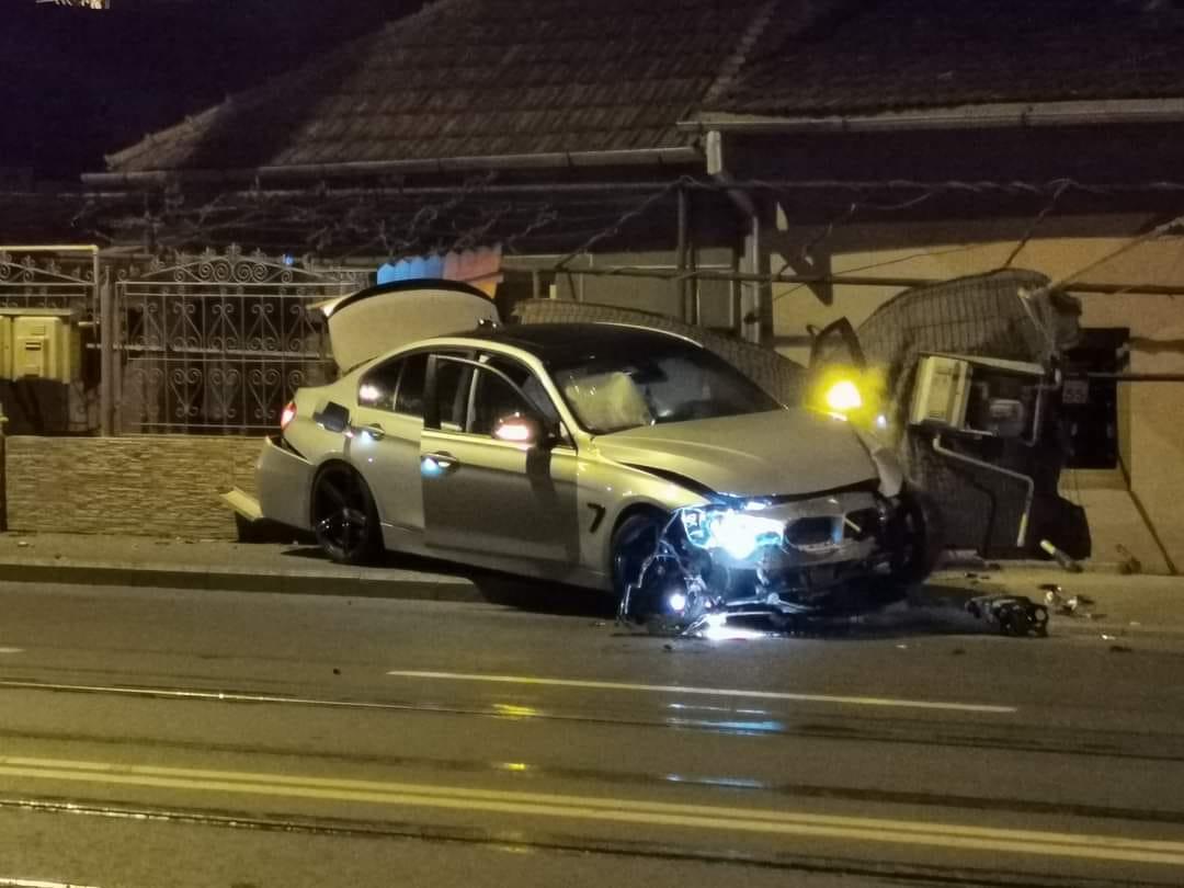 Atenție la liniile de tramvai! Un BMW s-a făcut praf după ce a derapat pe liniile ude