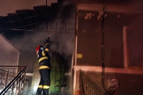 Incendiu la o casă din Vâlcele. Pompierii clujeni au intervenit de urgență